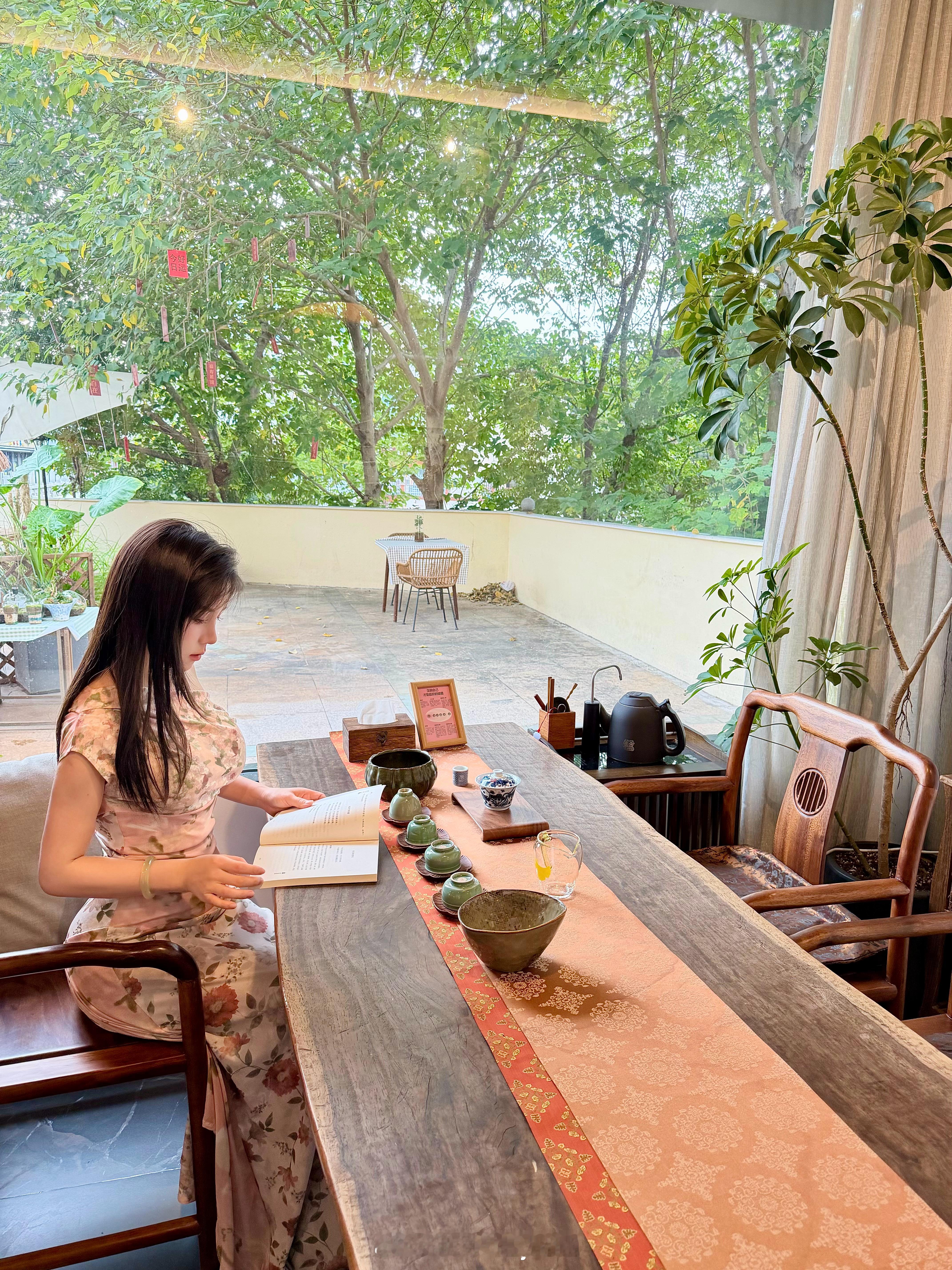 我亲手栽的这株玫瑰，根须在泥土里盘桓出倔强的形状，每一片花瓣都裹着日月的重量——