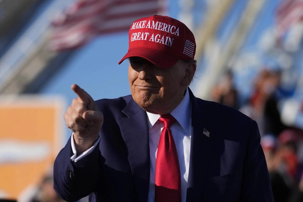 特朗普否认将抓捕普京 

欧洲对特朗普  特朗普怒批普京 特朗普怒怼普京   1