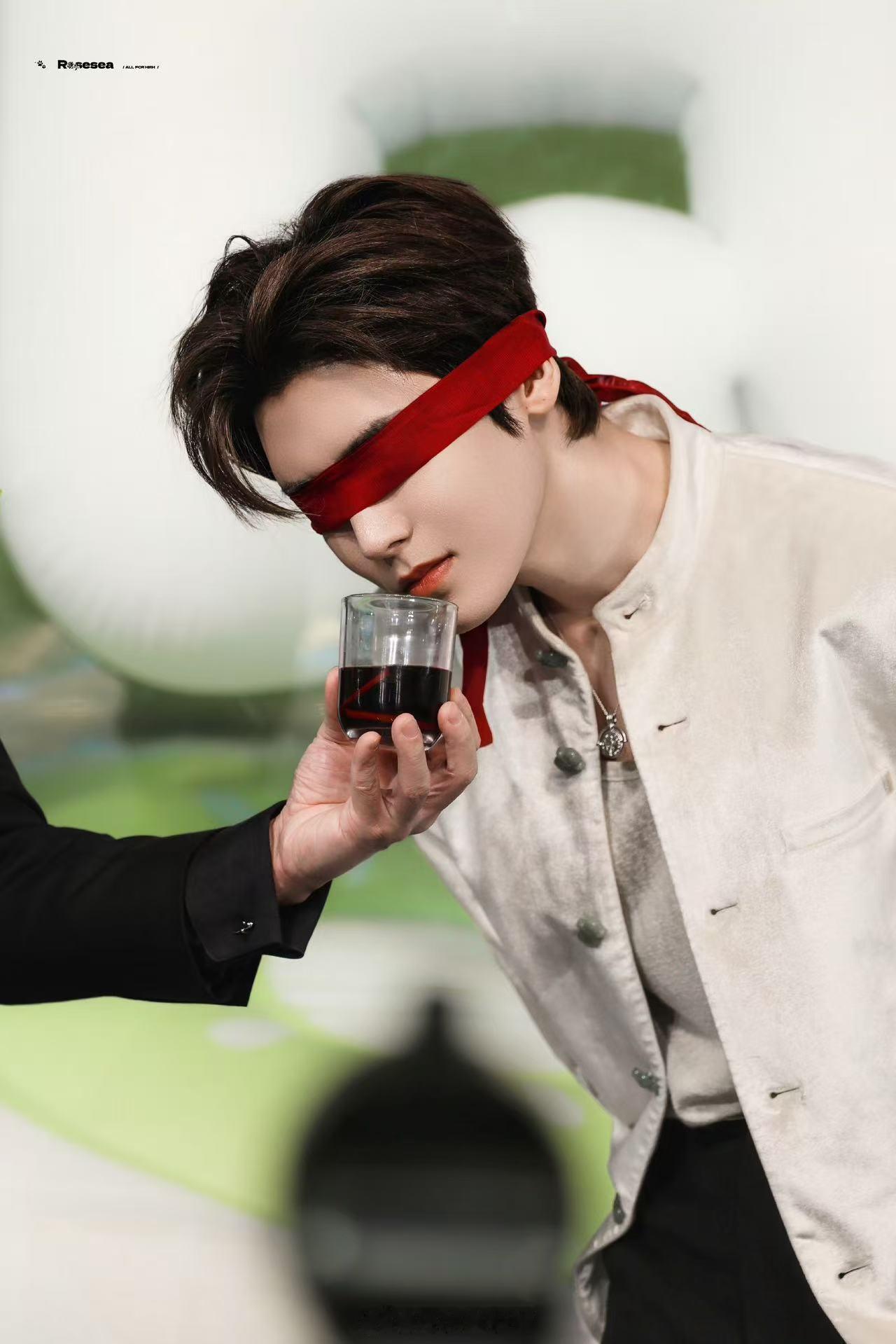 侯明昊顶着纯爱的脸尽干going人的事一张图诠释什么叫“纯欲巅峰”！侯明昊红绸蒙