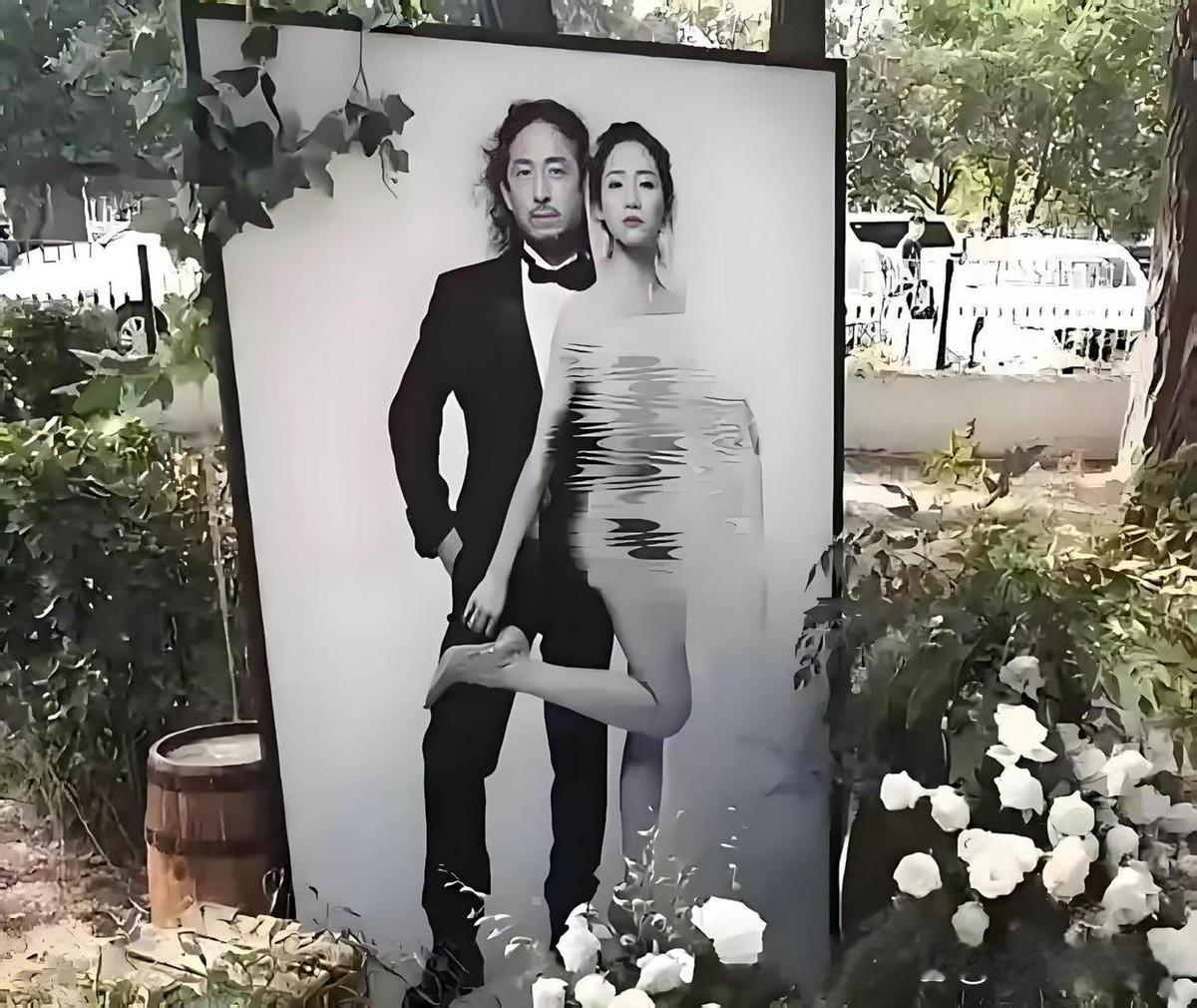 婚礼海报用全裸照迎宾。
25岁顶着全家反对，嫁给了大她25岁的音乐家三宝。
你以