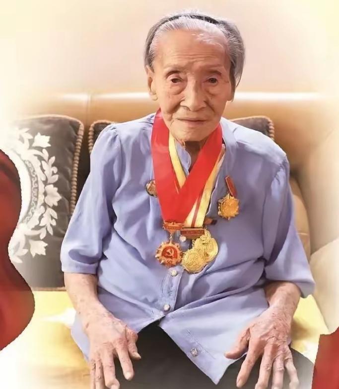 1951年，我军在海南逮捕一女海盗首领，竟是失散11年的琼崖纵队女班长，当战士们