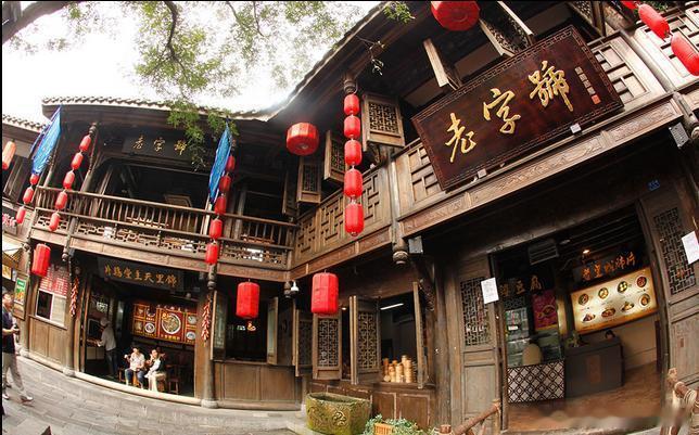 【锦里】锦里是一条仿古商业街，成都人气最旺景点之一。在这里，你可以欣赏捏泥人、摆