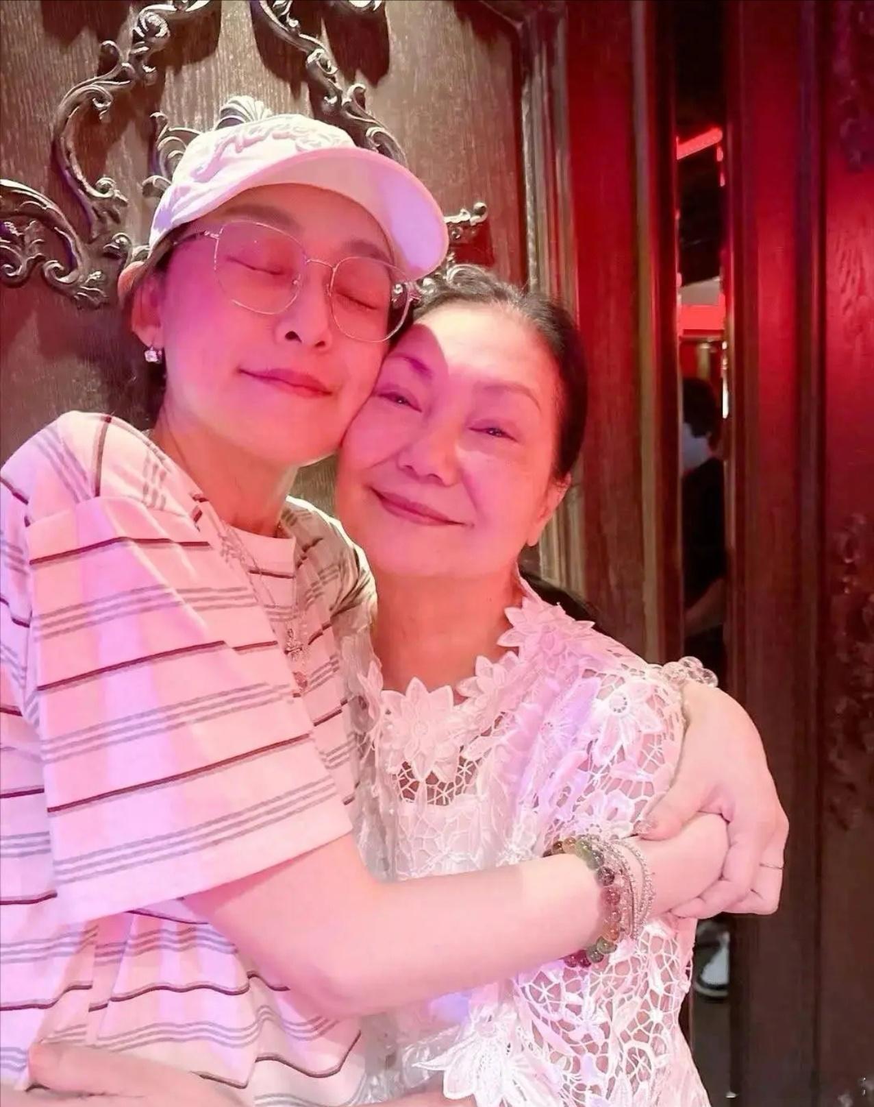 老S又出来作妖了，公开喊话小S去澳洲度假为何不带她一起？有网友谴责小S不孝，更多
