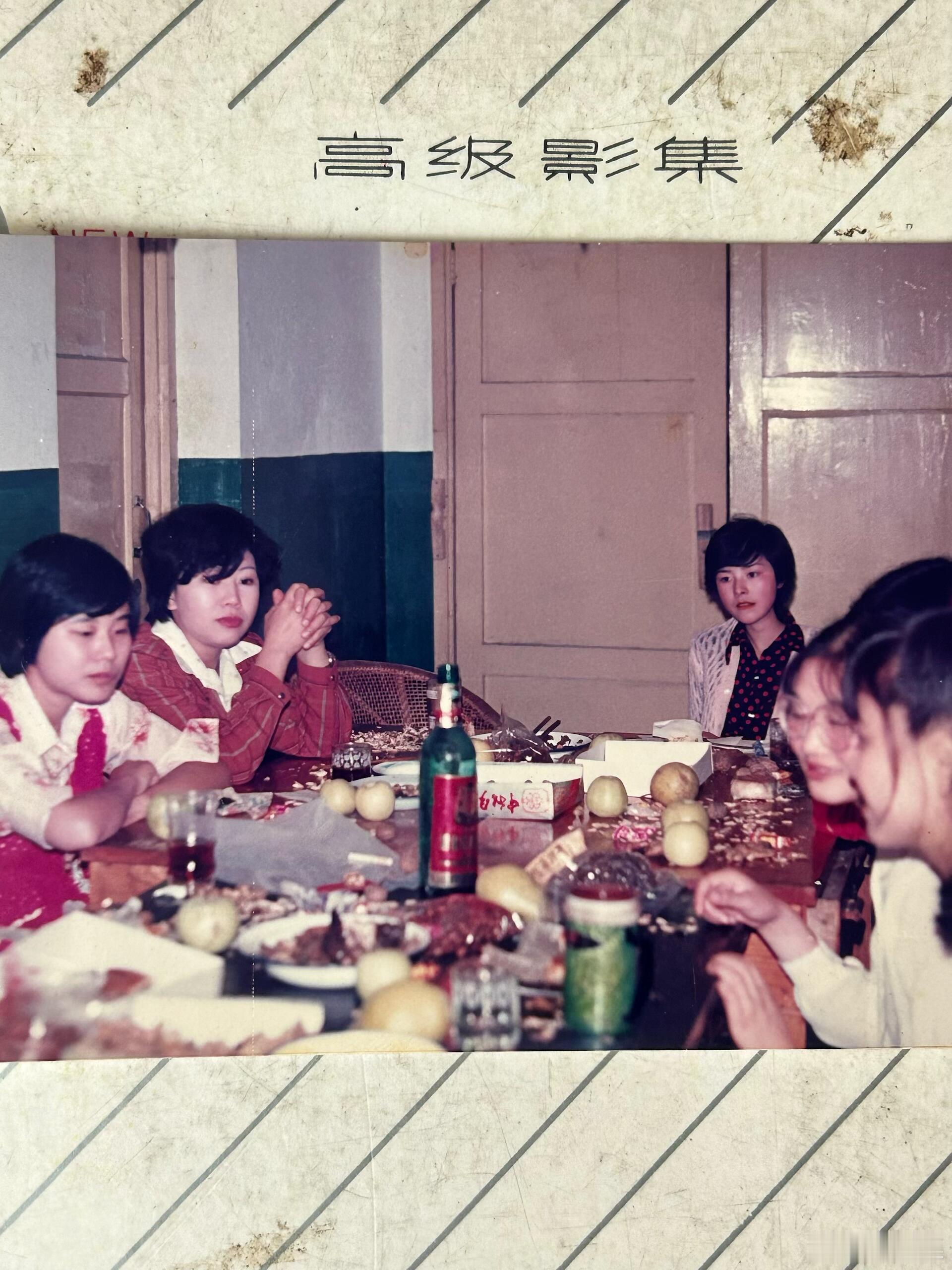 1985年，妈妈单位的中秋节一张老照片看看父母那一辈怎么过中秋绿白拼接的墙和木门