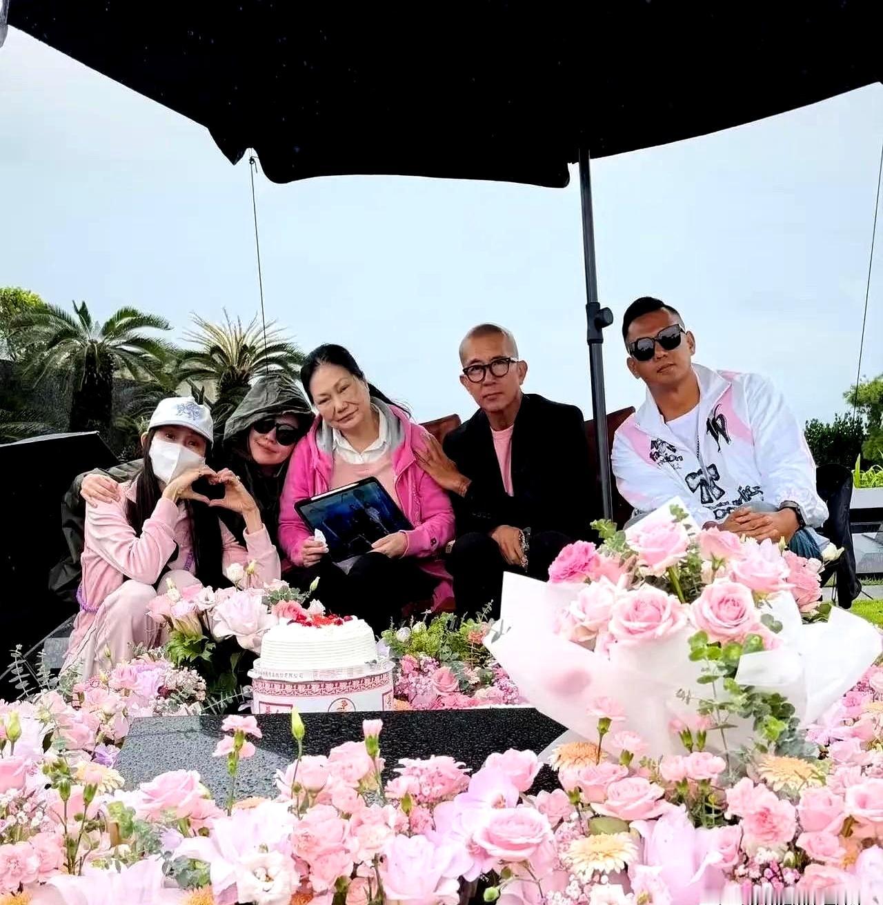这是一段虚构的暖心片段：难怪她妈一直攥着那台iPad，原来里面全是“爱”。
她5