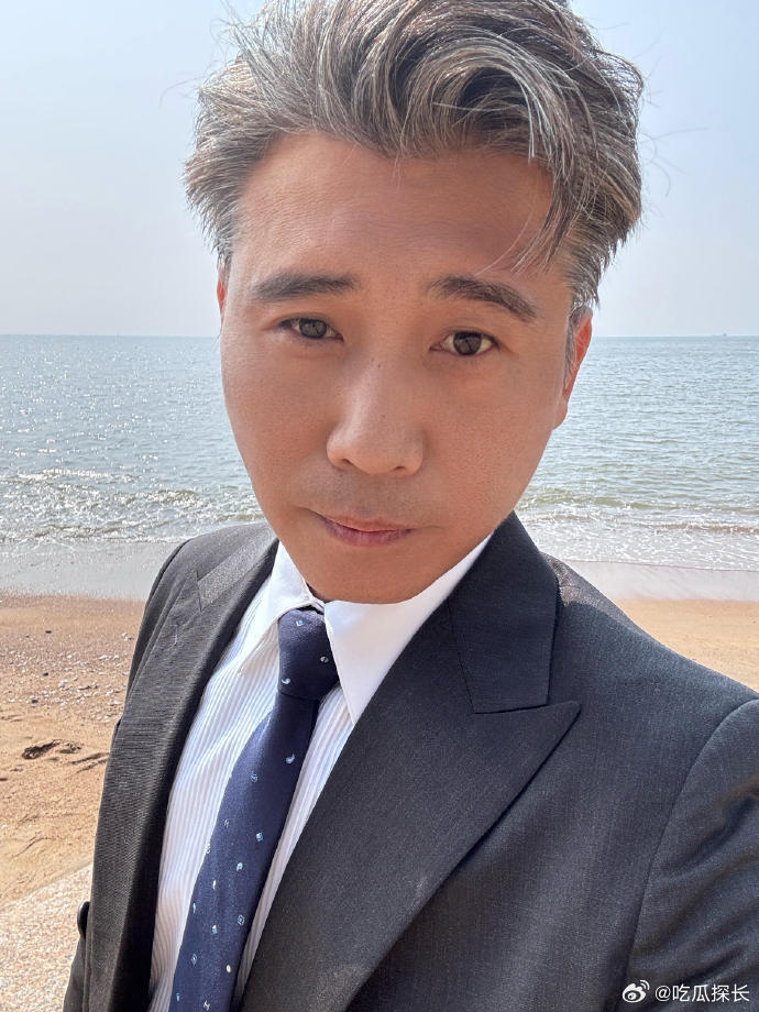 李乃文银发背头的权威 这个银发背头造型太适合李乃文了！一出场就感觉是个重要人物，