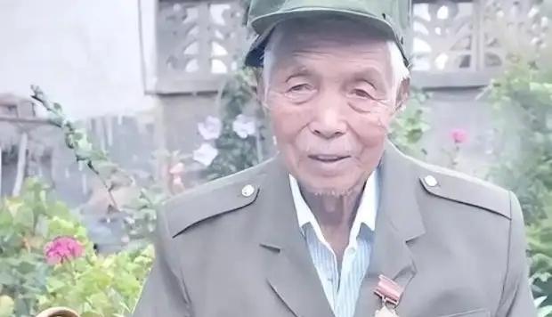 1979 年边境战事正酣，战士黄干宗意外落入两名越南女兵手中，他早已抱定牺牲的决