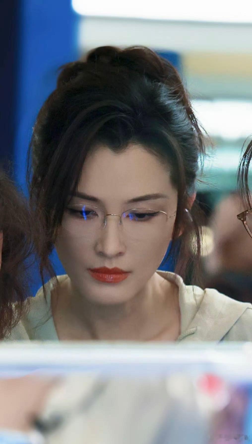 徐洁儿上一秒妈咪下一秒女鹅给徐洁儿戴无框眼镜的简直天才徐洁儿的造型反差也太绝了，