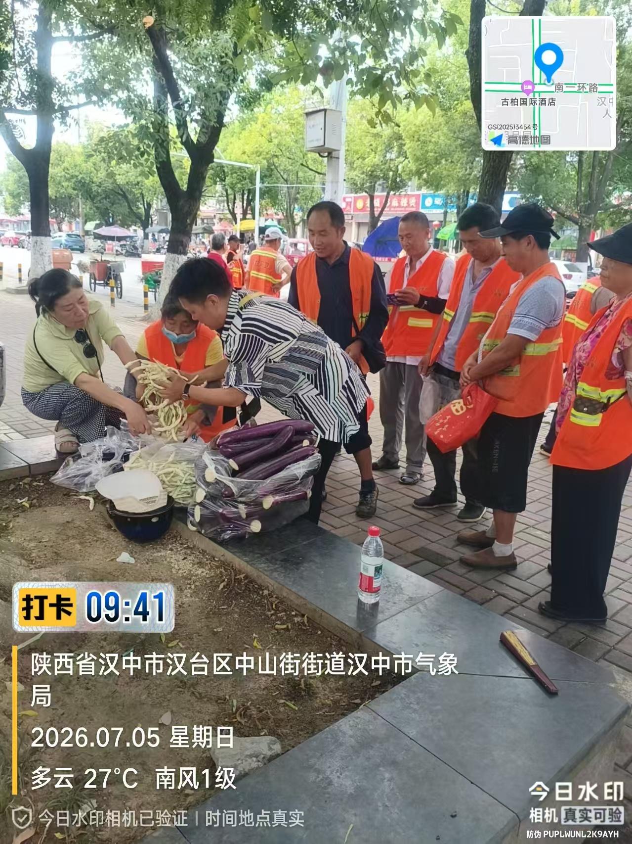7月5日，陕西汉中汉台区蔬菜批发市场的爱心家人捐赠了几袋的茄子和豆角。公益志愿者