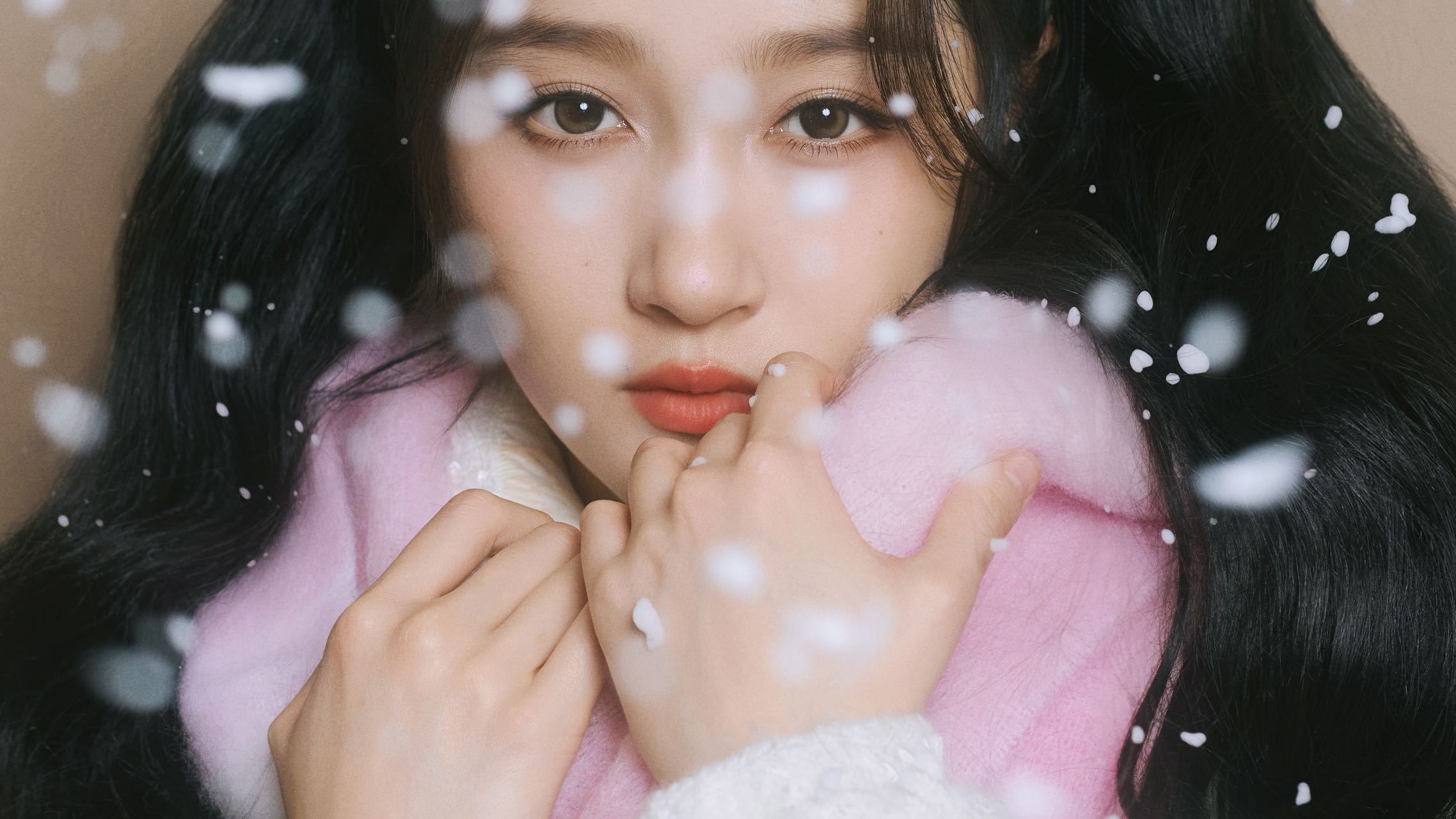 关晓彤跨年妆造 又被关晓彤美到了！粉色元素点缀纯白礼服，双马尾轻扬青春气息十足。