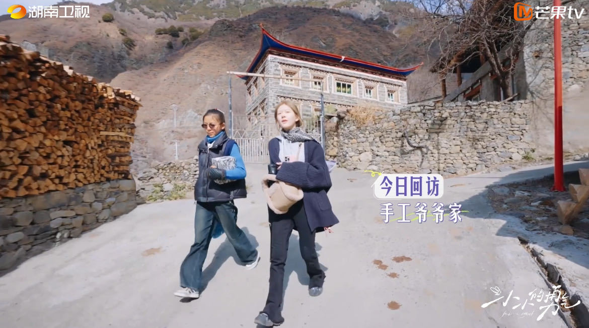 赵露思为手工爷爷送新工具盒 在阳光洒满大地的日子里，赵露思为爷爷送去精心准备的工