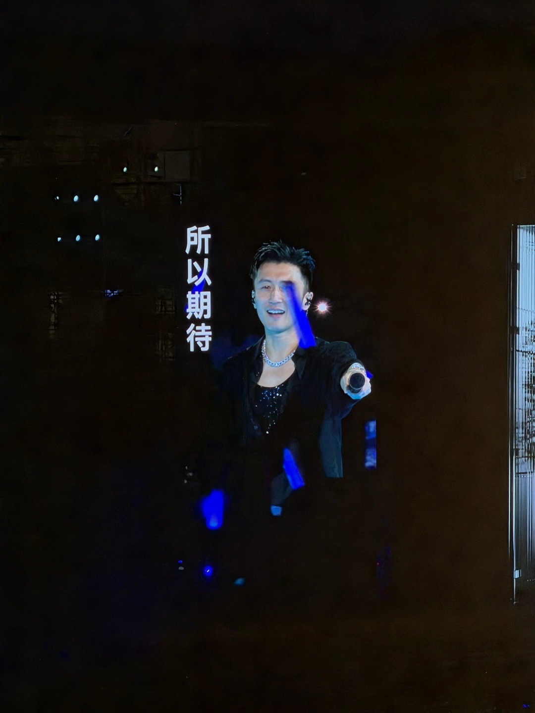 谢霆锋  特别美…荧光棒是的舞美 