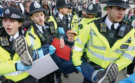 最近伦敦市中心一场静坐直接创下逮捕纪录，前脚英国法院刚说“不算恐怖”，结果转头英