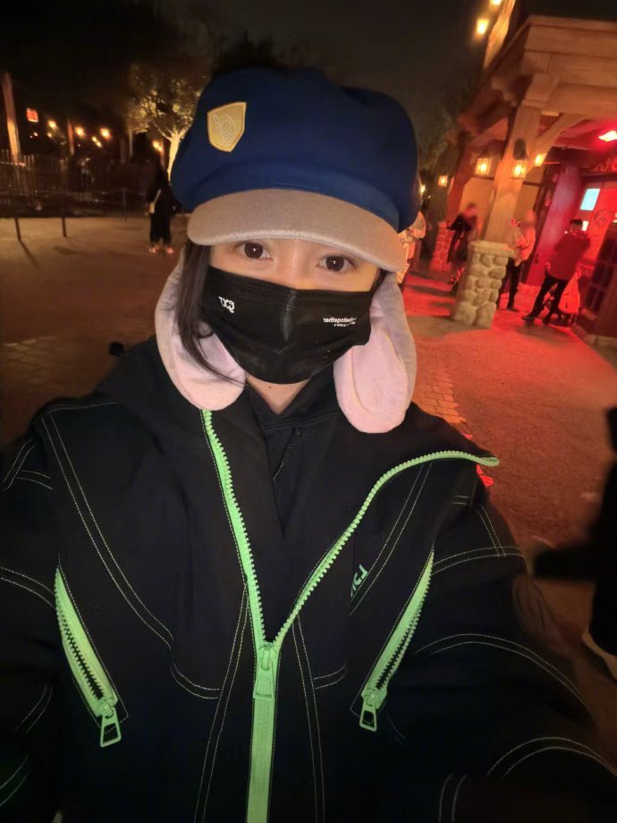 关晓彤迪士尼游玩plog关晓彤迪士尼plog关晓彤在童话世界度过的一天  关晓彤