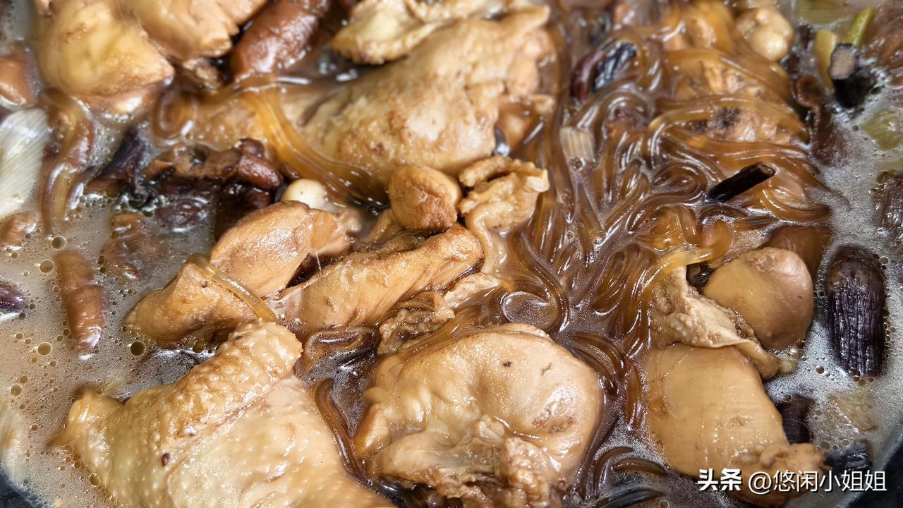 鸡腿炖蘑菇。
买的鸡腿，本来想焖和鸡腿，又想起来家里还有榛蘑，干脆来个鸡腿炖蘑菇