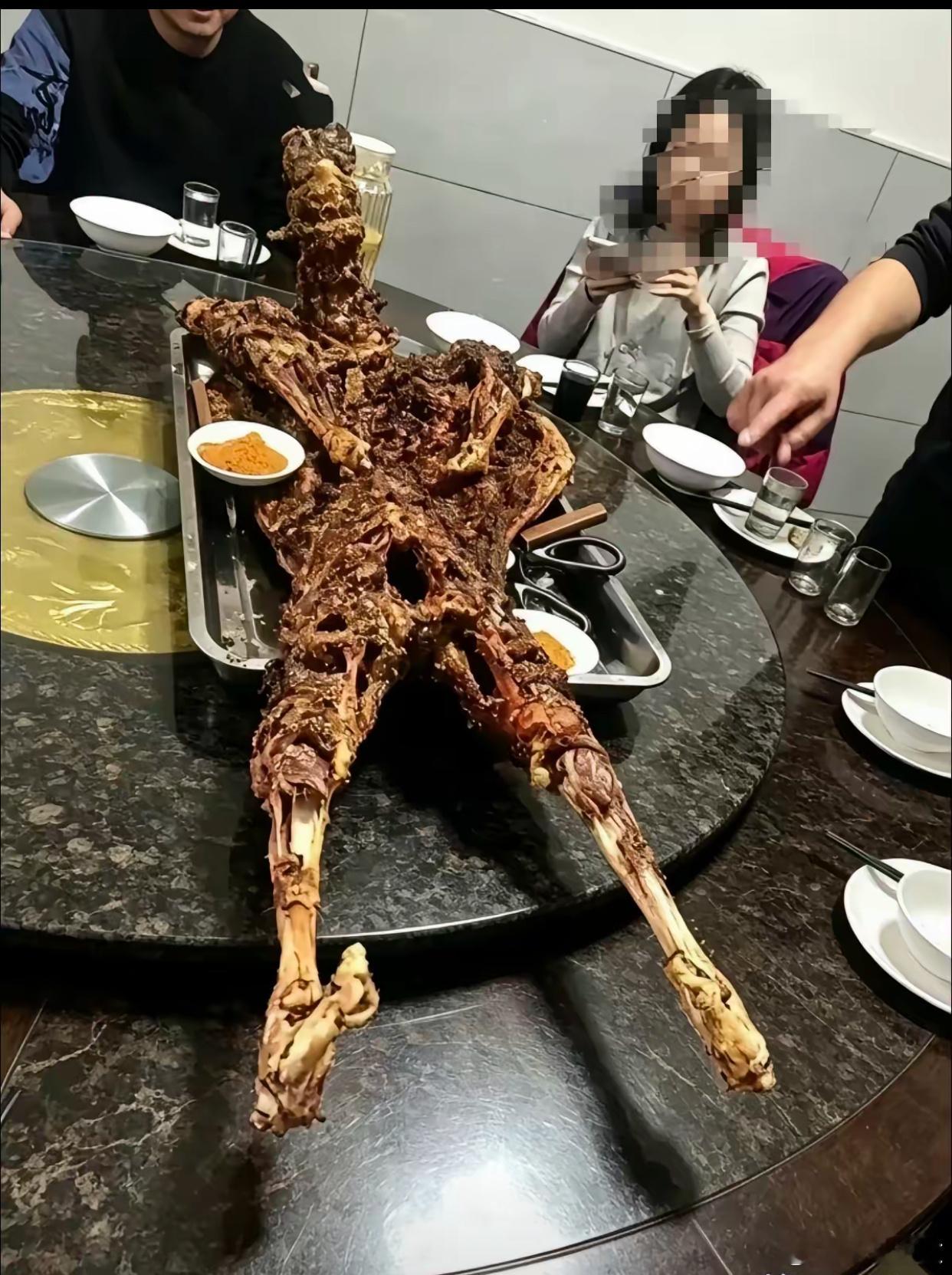 这个烤全羊怎么不像，是不是被骗了？ 