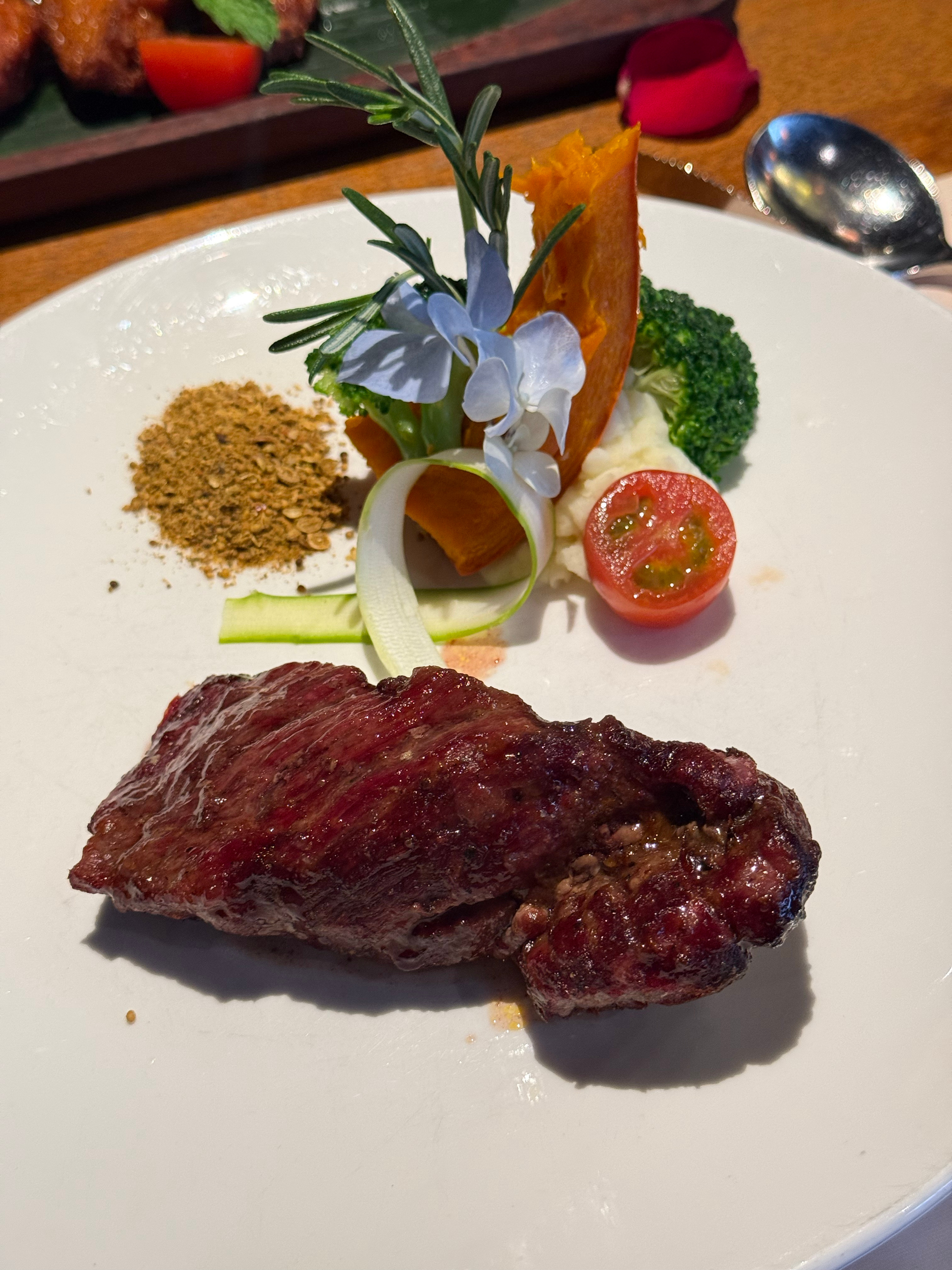 你们晚上吃什么？好久没吃牛排了，这家漂亮饭餐厅生意差了不少