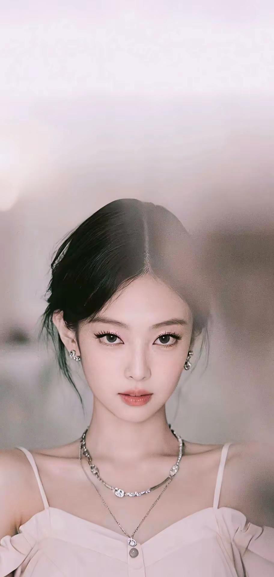人间香奈儿，冷艳与温柔并存，自信是她最美的标签
