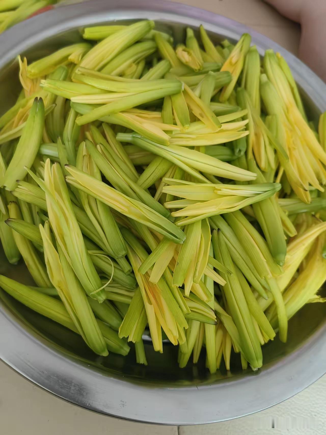 吃黄花菜，挨个去除花蕊，就安全了吗？
2026年07月17日

有网友抱怨说，据
