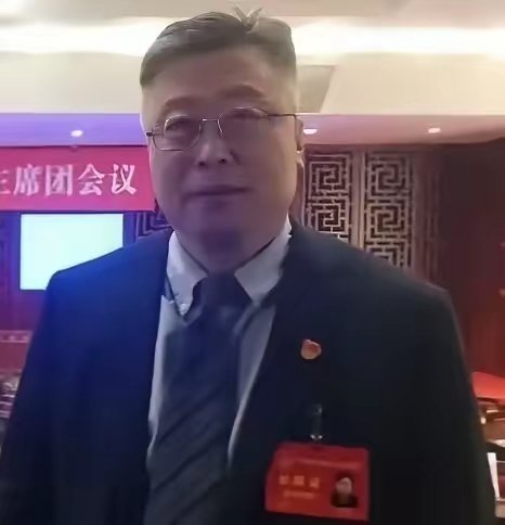 县级医院院长收回扣超过2亿元，竟然在阳台夹层藏钱。2025年“年度反腐大片”中播