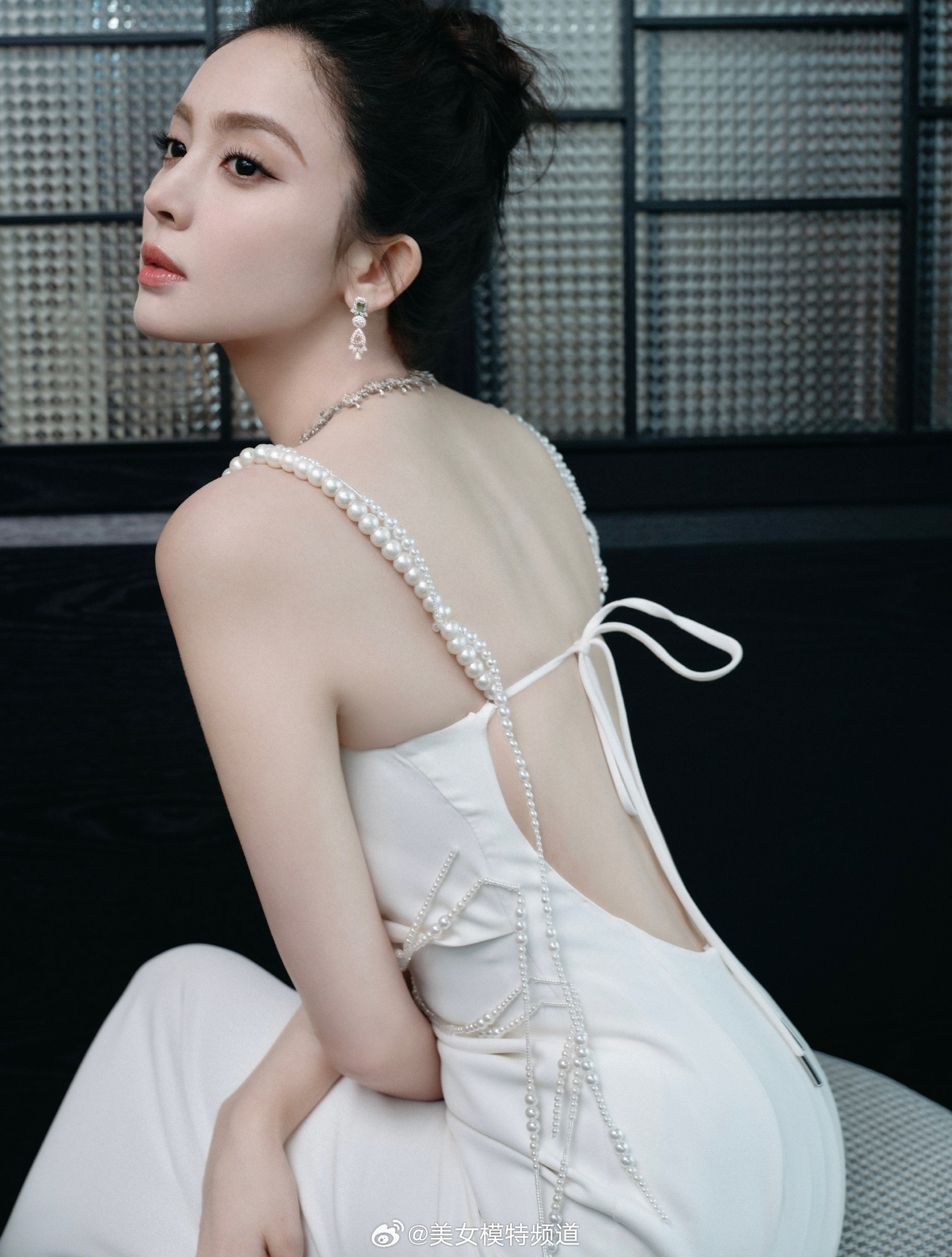 古力娜扎一袭纯白纤腰美背写真 