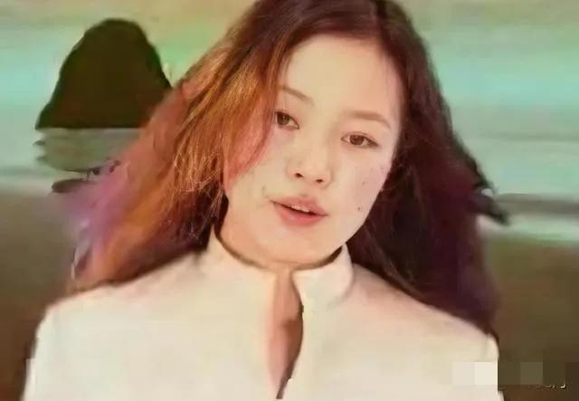 她是高晓松的前女友，年仅27岁，在跟高晓松准备的婚房里，结束了自己年轻的生命。