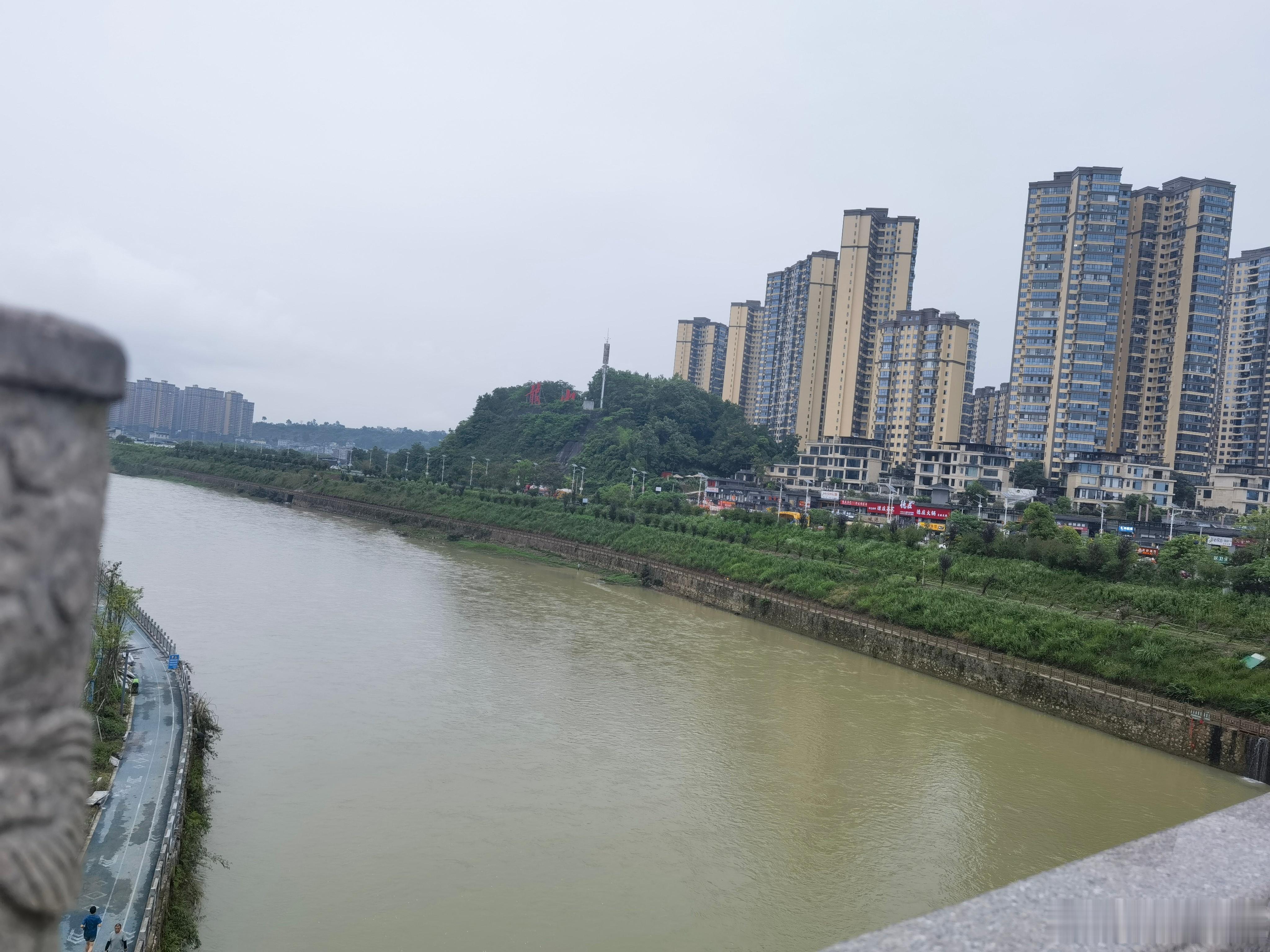 湘鄂情桥上酉水在这里慢下来，慢成一面镜子。桥上的人不肯走，桥下的水不肯停。龙山来