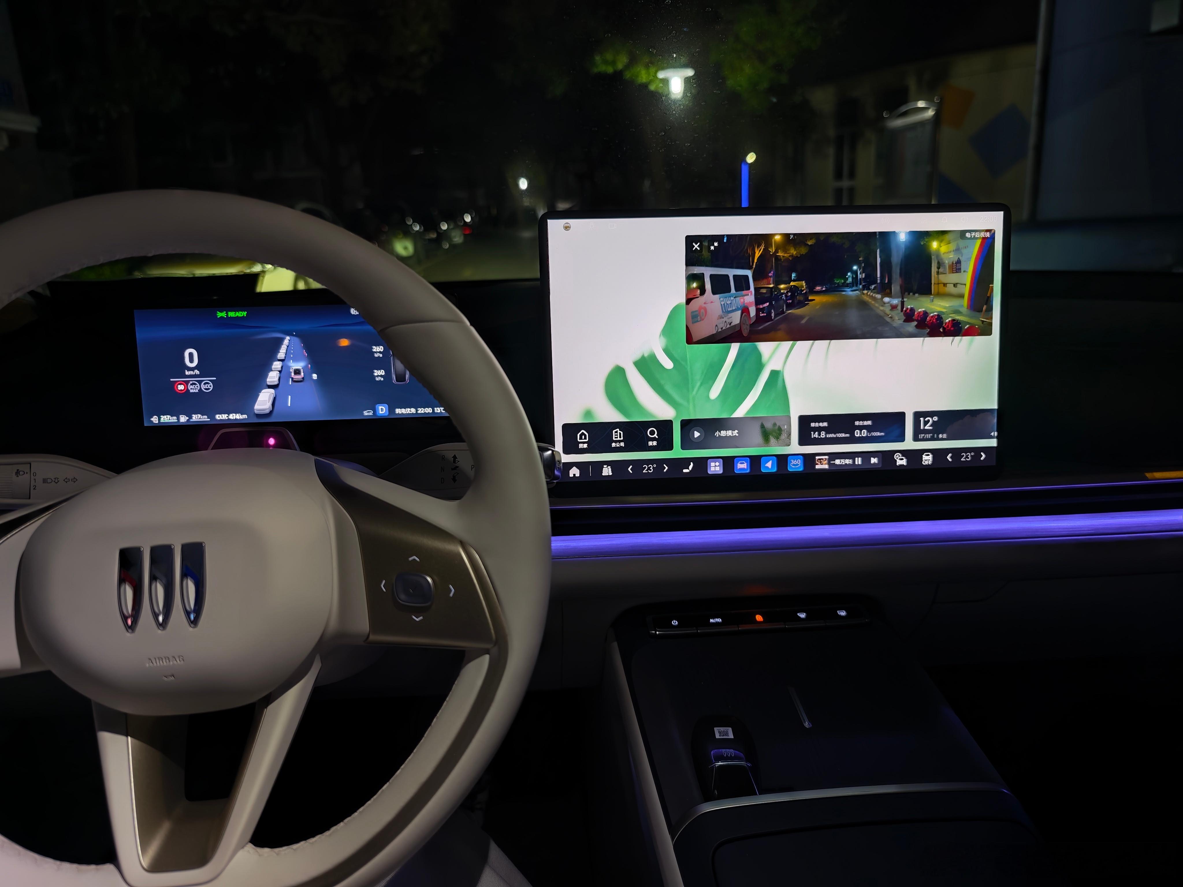 昨晚发现别克至境L7的方向盘快捷按键可以唤醒电子后视镜在车机屏的右上角显示座位夜