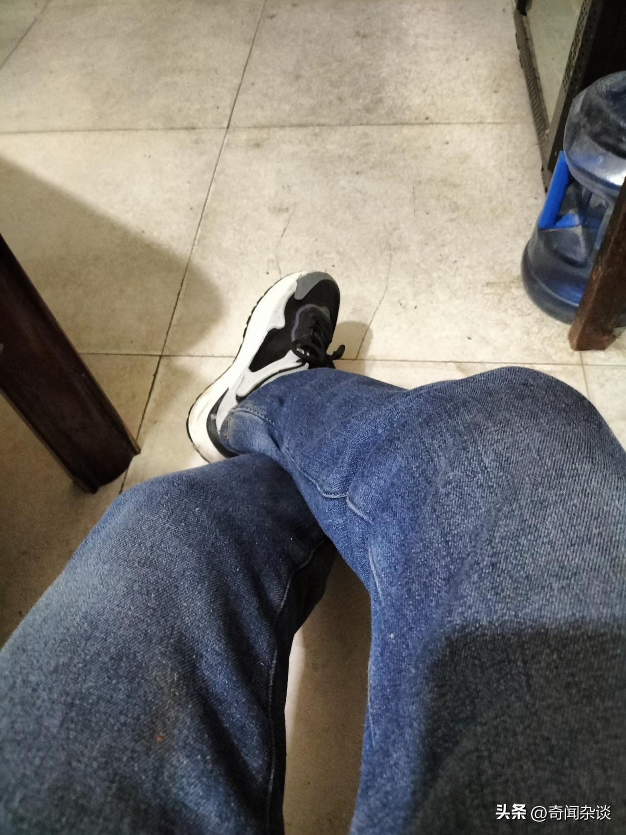 “家人们谁懂啊，忙了大半天，往这儿一坐，牛仔裤配运动鞋，舒服得跟踩了棉花似的。这