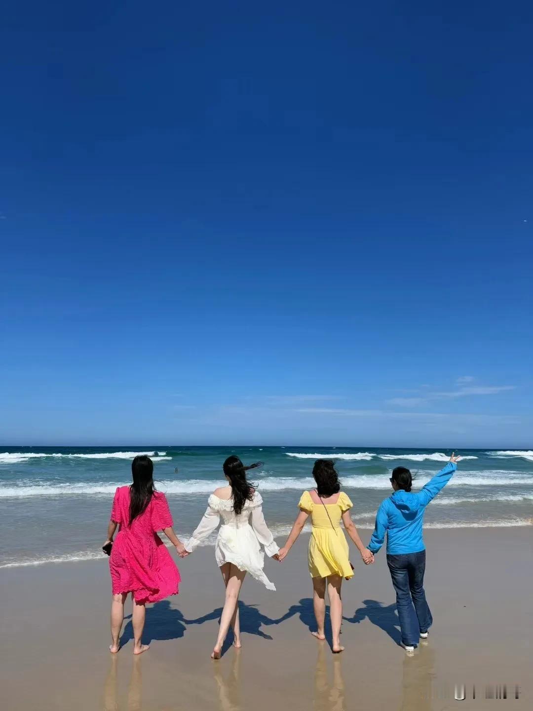 芙蓉如面柳如眉，对此如何不泪垂？
春风桃李花开夜，秋雨梧桐叶落时。
西宫南内多秋