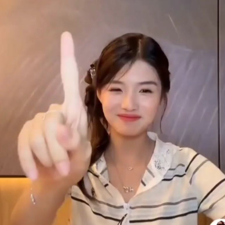 艾米又在讲冷笑话孩子先把自己笑倒了hhhh 