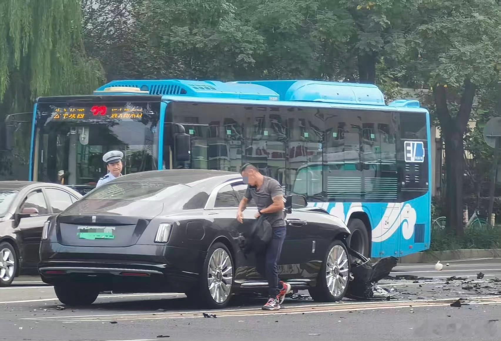 陈震劳斯莱斯发生车祸 大家千万不要觉得自己的车技好，车龄长就无所谓，保持专注遵守