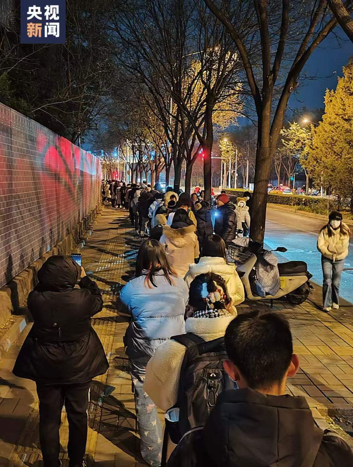 鹅腿阿姨售卖鸭腿情况通报又有网友扒出，阿姨注册了“鹅腿阿姨”商标，还在北大开过讲