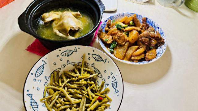 秋末梅雨湿冷天，老城巷弄萝卜烧肉鸽子汤，一口下去浑身暖