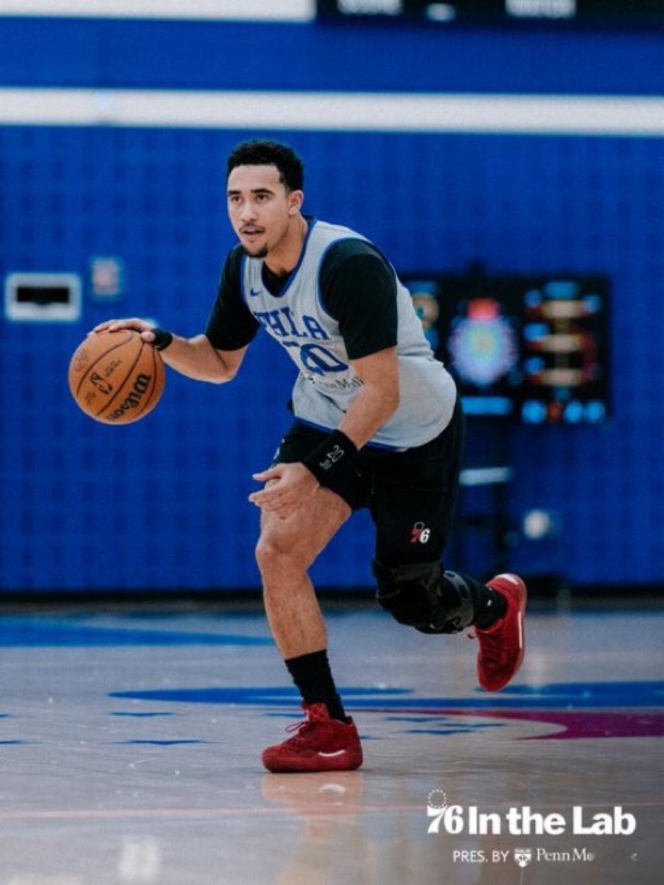 ESPN：麦凯恩明日比赛大概率迎来复出 麦凯恩此前在9月份训练营开始前遭遇右手拇