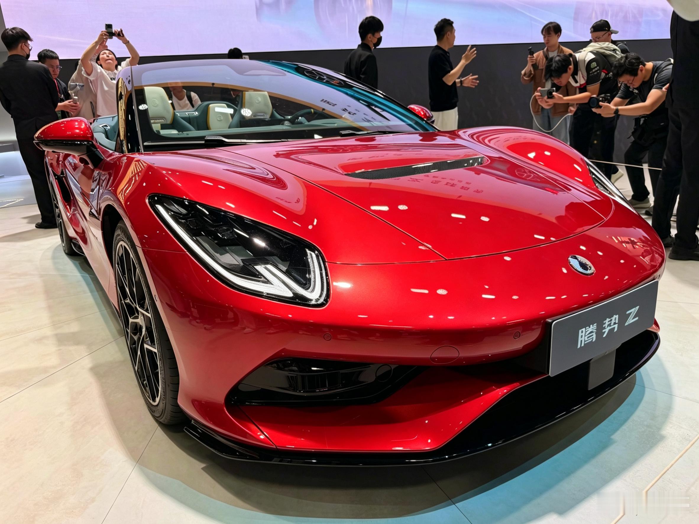 逛北京车展的时候一眼心动腾势Z的翡冷翠配色，闲来突发灵感，试想换色之后会呈现何种