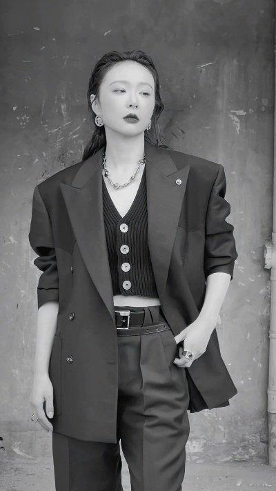 高叶完全女Alpha来的 姐姐活动新造型鲨疯了！干练飒气搭配冷感墨镜，无需刻意造