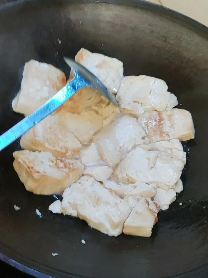 我包的馄饨那叫一个有特色！馄饨皮一般选薄而有韧性的，这样煮出来口感好。馅料是关键