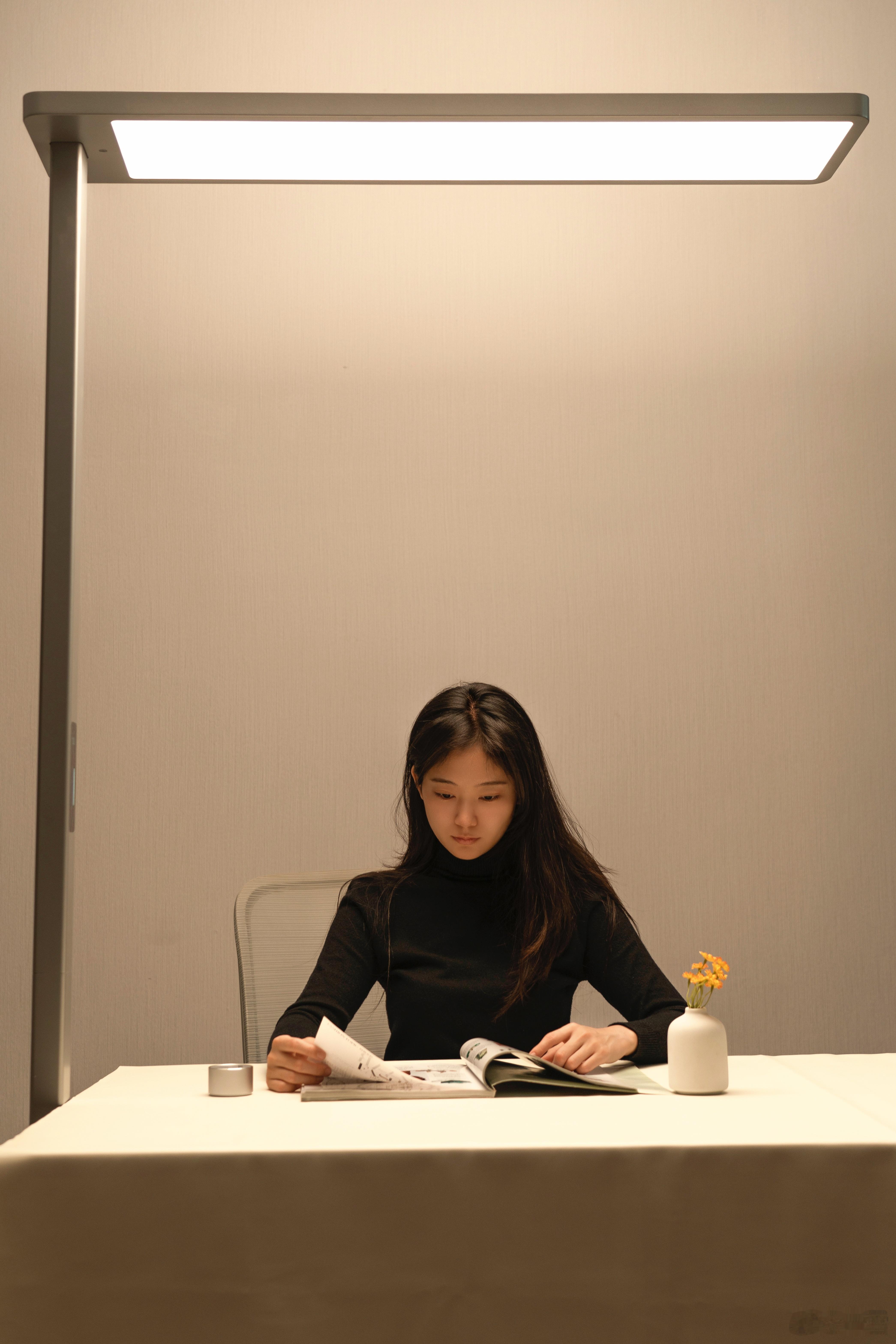 最近给家里换了个米家立式学习灯Pro，不知道的小伙伴真的会认为我把大路灯搬回家了