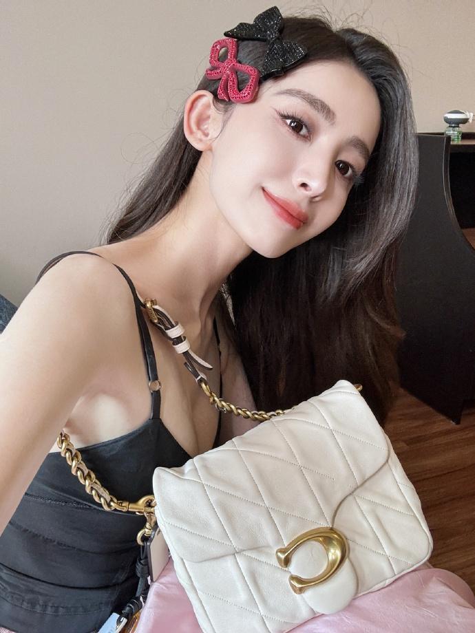 美美的娜扎，晒美包