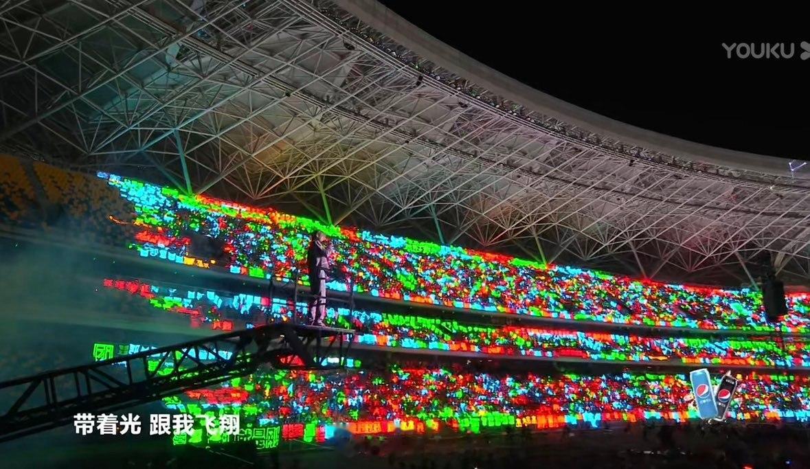 #TFBOYS演唱会回收箱分四种# 8月6日晚某演唱会后,有红黄蓝绿4个不同颜色