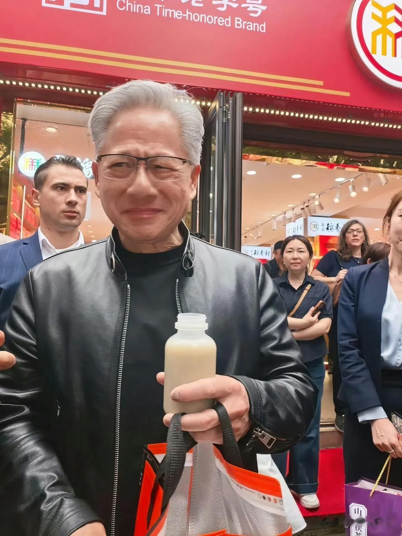 北京豆汁的威力太强了！黄仁勋今天空战时间溜出来逛吃逛次，身边不知道是哪个“小坏蛋