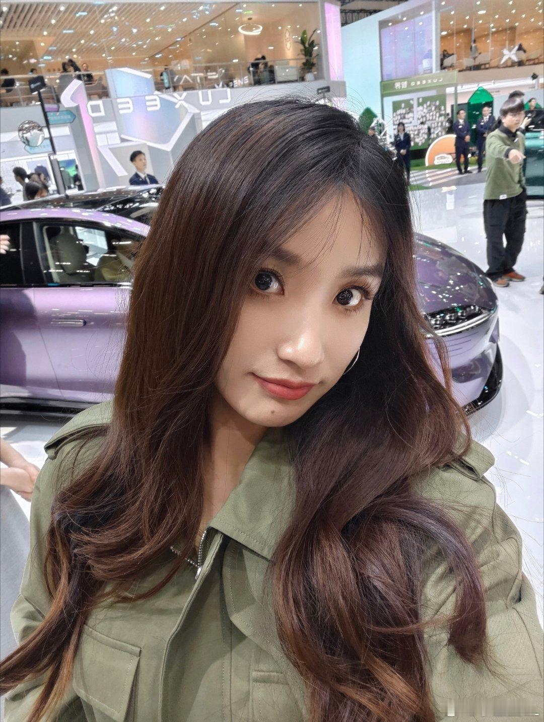 来智界展台看我的智界R7啦！没想到人还挺多啊！你们觉得我的碧波青好看还是这两个色