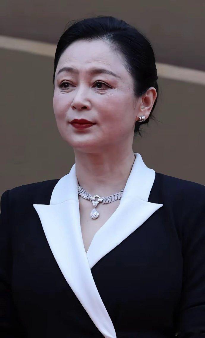 56岁陈红现身青岛，眉间似染哀愁，灵气不再显油腻。同岁王菲相较之下，状态差异一目