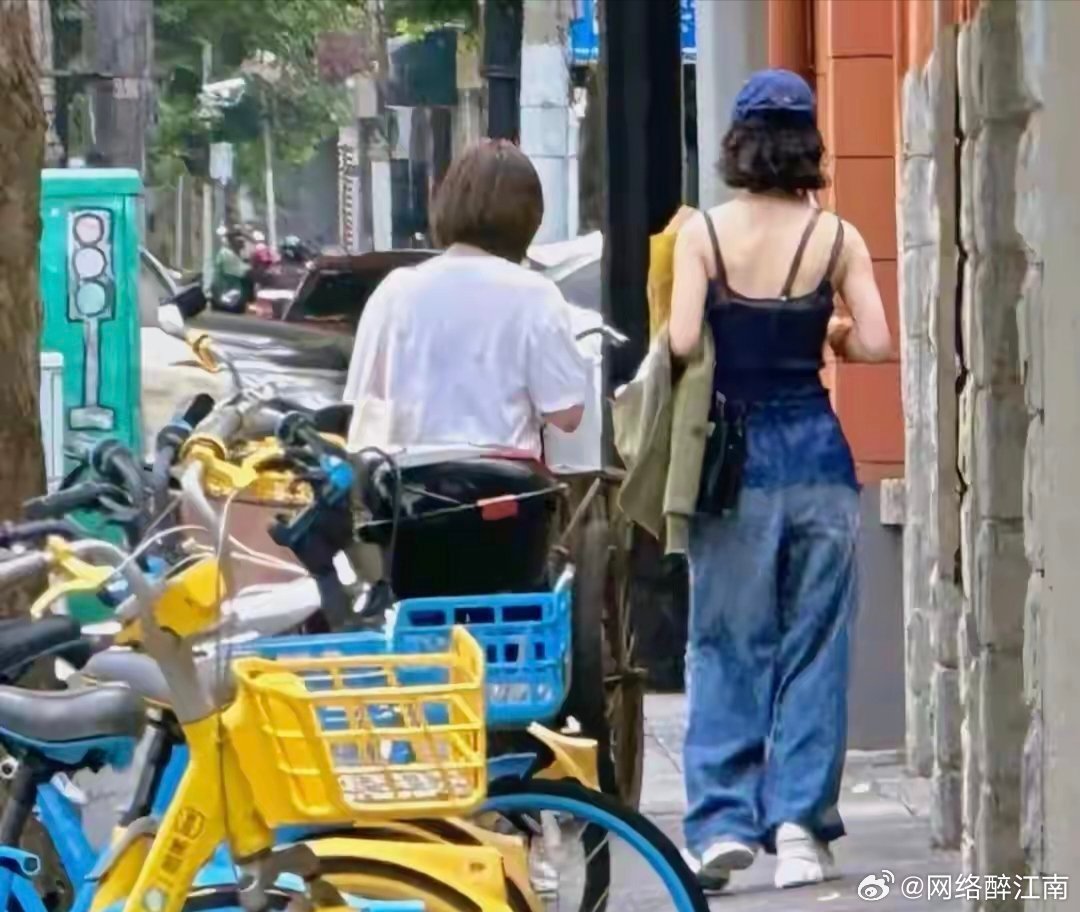 偶遇赵丽颖穿吊带逛街平常人的生活本该如此自在，路人镜头下的赵丽颖状态很放松，简约