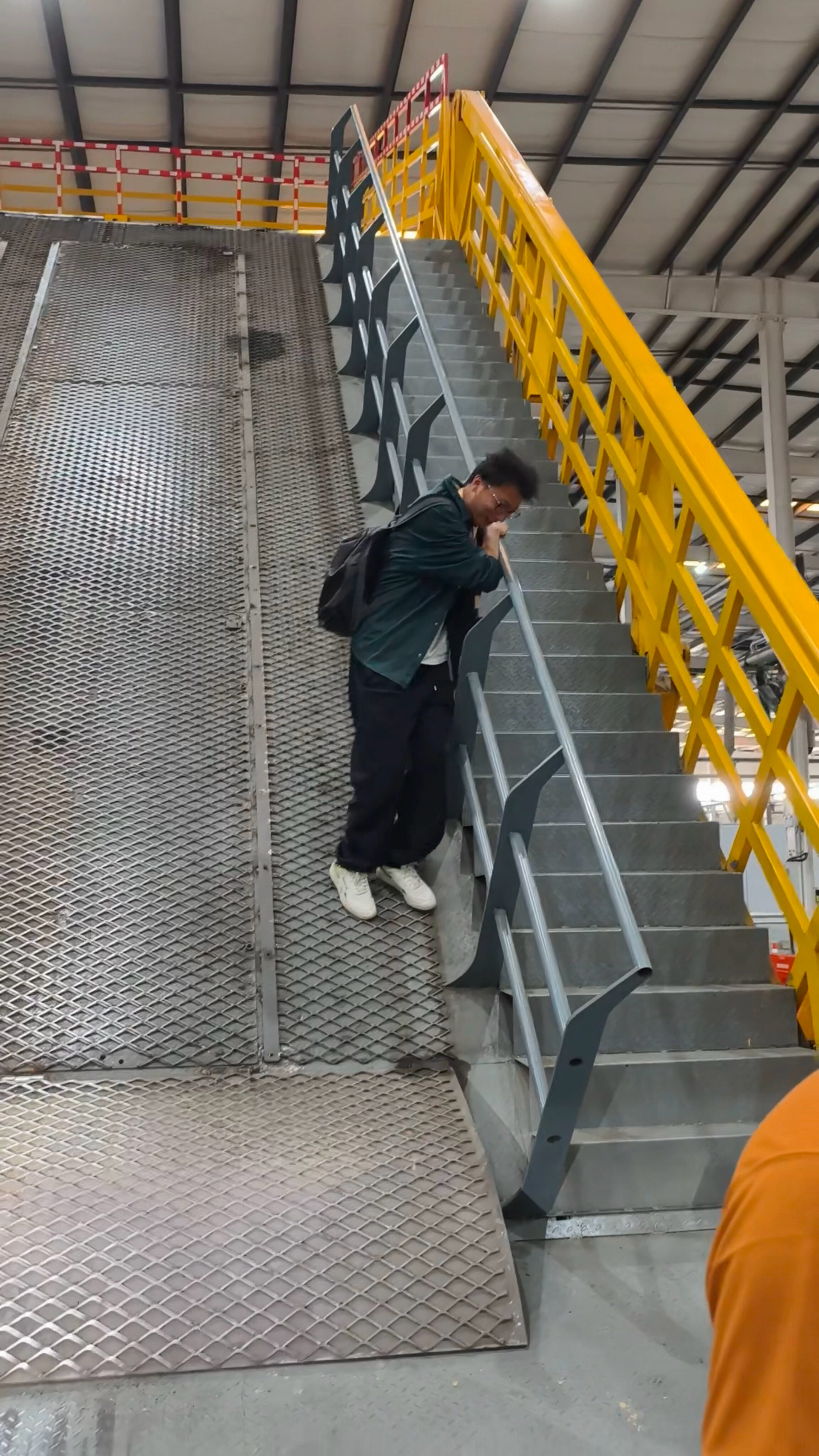 把山搬进厂里是疯了还是清醒12000㎡的厂房里，直接复刻了100+种极限路况，比