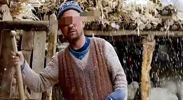 一公公每天亲自给儿媳洗澡，儿媳说“爸，别遮挡眼镜，洗不干净”
这个看似普通的小故