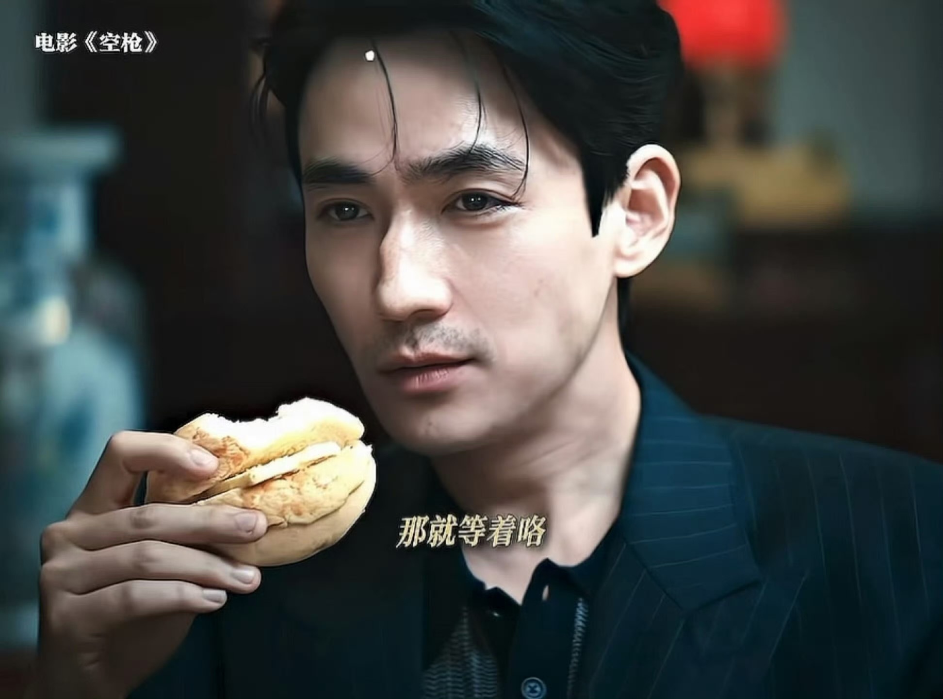 什么叫为艺术贡献啊 我孩子为了画面好看 吃菠萝油从没黄油的那边开始啃 这都能啃得