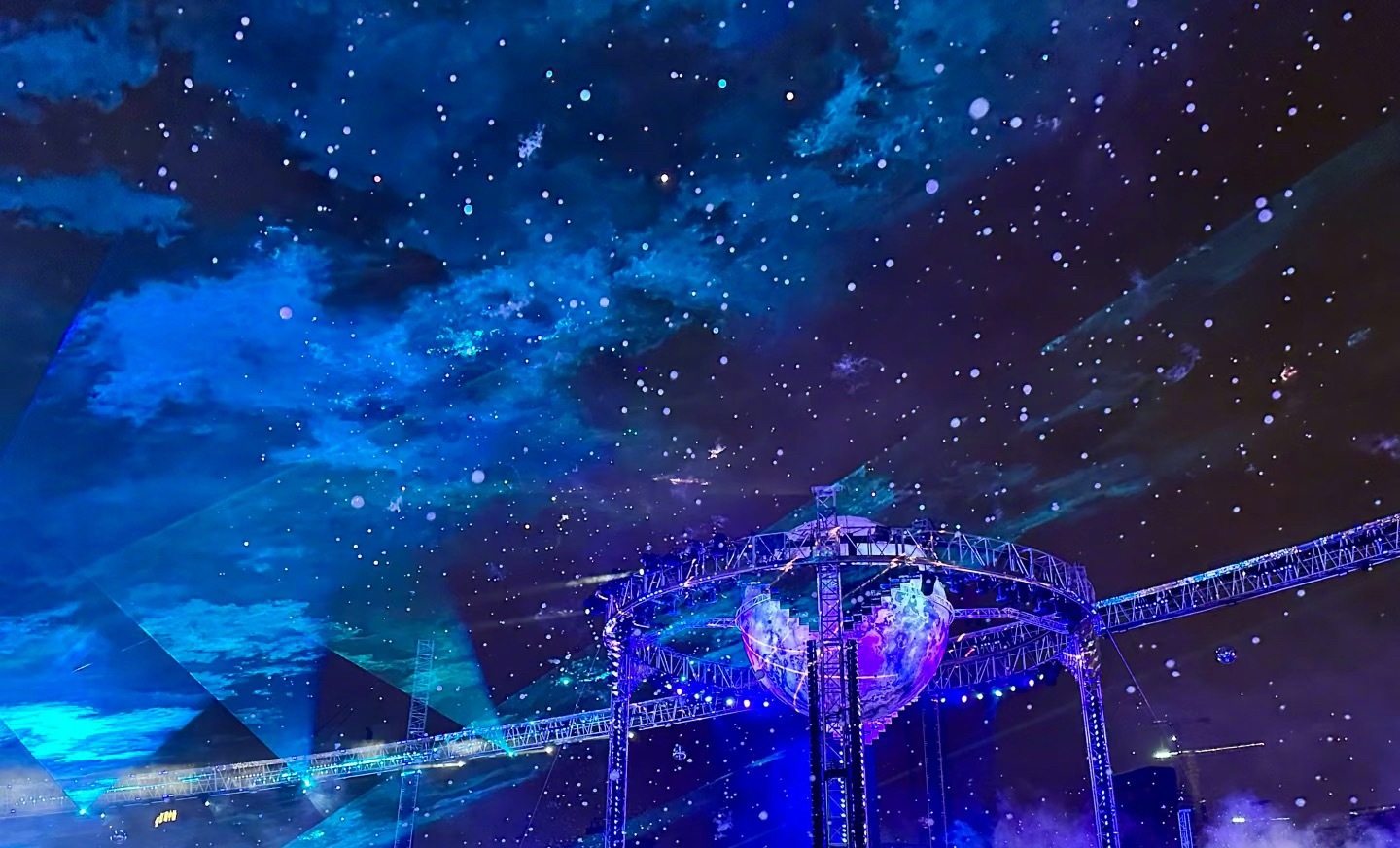 那就看看谁能接住这个超 绝 舞美多地文旅邀约华晨宇开演唱会