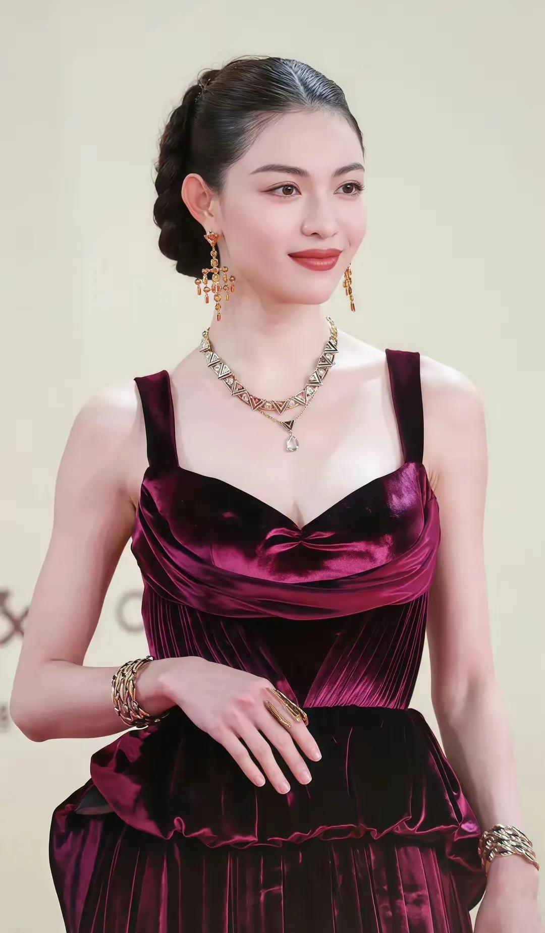 优雅红毯造型，闪耀珠宝配饰，魅力四射！💃💍👗